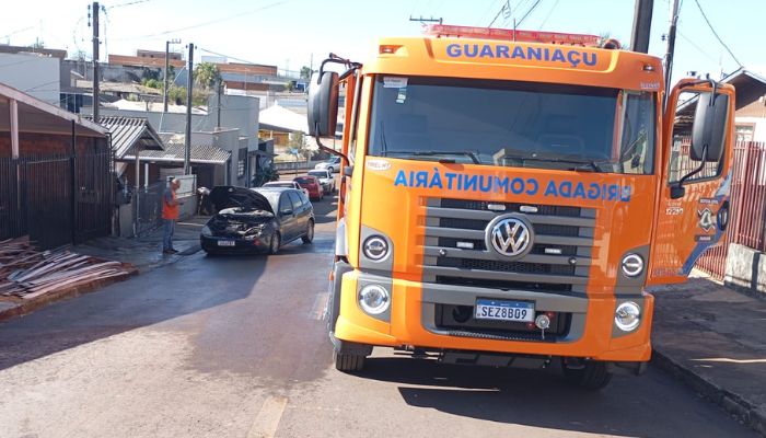 Guaraniaçu – Bombeiros combatem principio de incêndio em veículo